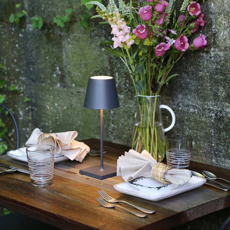 The dark gray Poldina Pro Mini from Zafferano in a cafe.