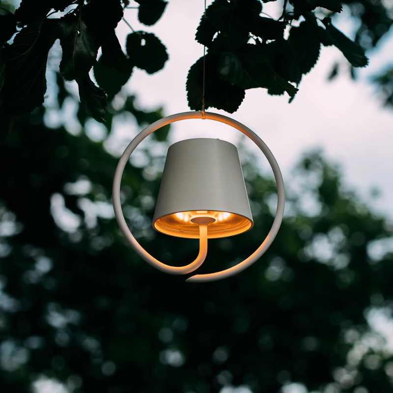 The white Poldina Pro Suspension Magnetic from Zafferano used for a garden party.