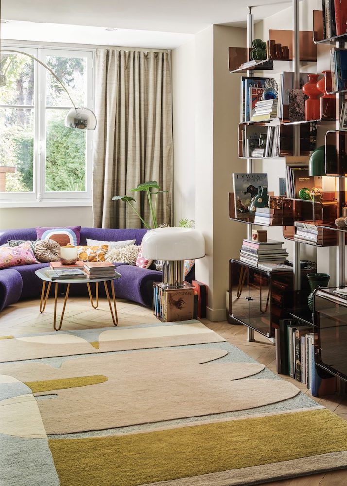 The Sirocco area rug displays a composition of curves and colors inspired by the lands of the Mediterranean. A game of shadows and transparencies, the organic design unfolds in all subtlety. Hand-tufted in a New Zealand wool blend, the pile of this rug is comfortable, yet can adapt to the busiest spaces.