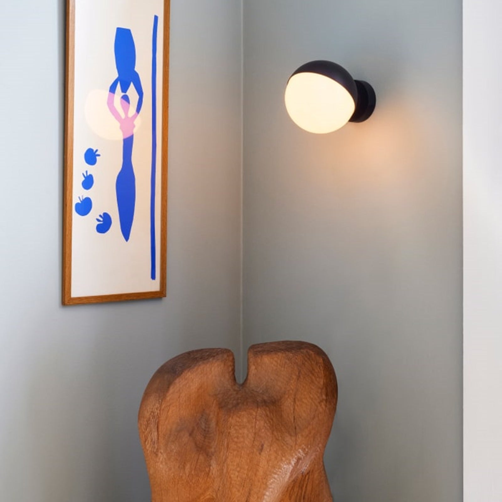 The VL Studio Wall light by Louis Poulsen emits a glare-free, diffused light. The triple-layered opal glass provides a pleasant and uniform illumination of the area around the fixture. The lamp shade can be tilted 90 degrees to the right or left, which allows for flexible light distribution.