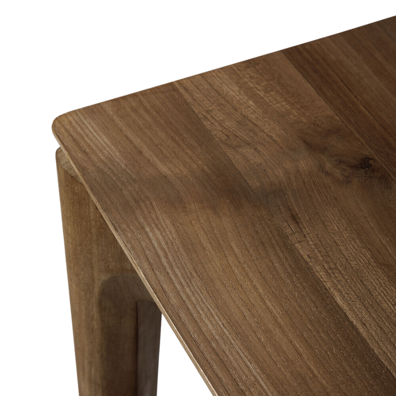 A close up on the table top of the Bok Extendable Dining Table from Ethnicraft in teak.