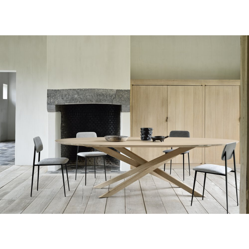 The Mikado oval dining table, designed by Alain van Havre, has been one of our most recognizable designs for years. Its sculptural character is the result of a quest to find a balance between functionality and stability. Mikado’s legs interlock like a well-thought-out puzzle. By exchanging the rectangular tabletop with an ellipse, we increase togetherness and connection. It's easier to interact with your guests, allows you to converse with everyone, and seats over a dozen people comfortably. 
