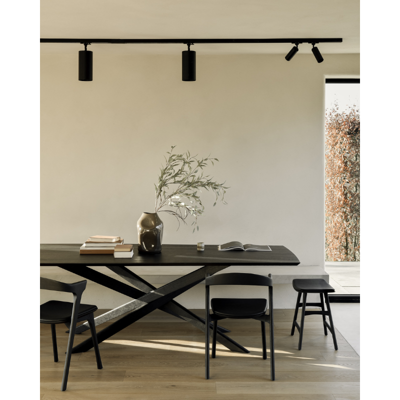 The Mikado rectangular dining table, designed by Alain van Havre, has been one of our most recognizable designs for years. Its sculptural character is the result of a quest to find a balance between functionality and stability. Mikado’s legs interlock like a well-thought-out puzzle.