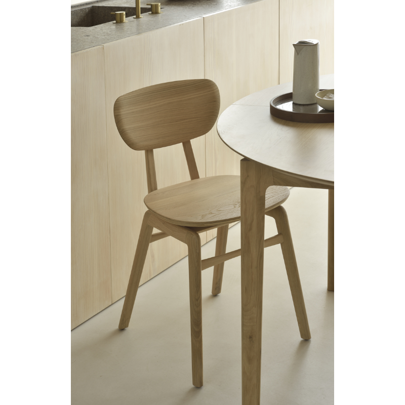 The Round Bok Extendable Dining Table from Ethnicraft with the Bok Dining Chair.