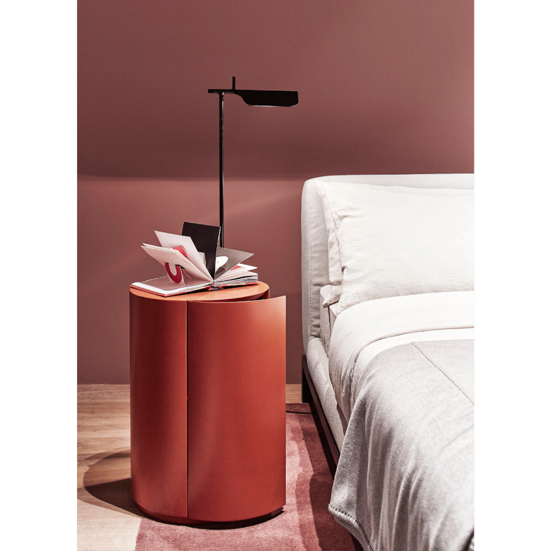 A brand new edition of the Tab family, now with new capabilities and new colors. This new edition of the Tab floor lamp has an adjustable head with 90-degree rotation capability while emitting non-dimmable, direct light.