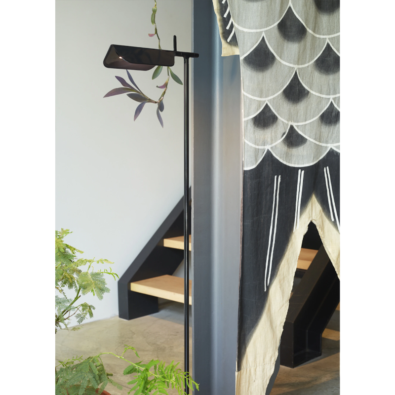 A brand new edition of the Tab family, now with new capabilities and new colors. This new edition of the Tab floor lamp has an adjustable head with 90-degree rotation capability while emitting non-dimmable, direct light.