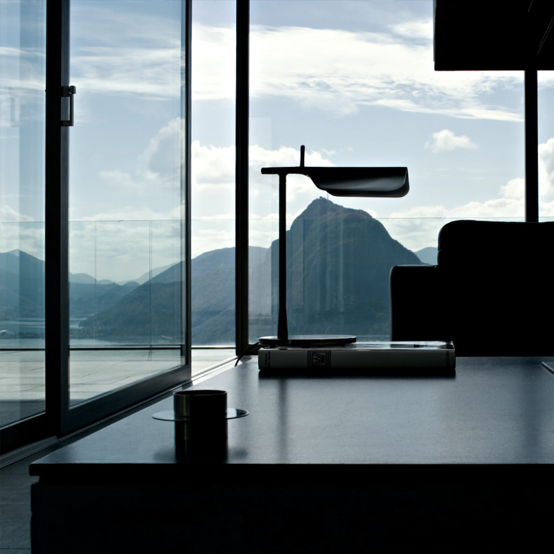 A brand new edition of the Tab family, now with new capabilities and new colors. This new edition of the Tab table lamp has an adjustable head with 90-degree rotation capability while emitting non-dimmable, direct light.