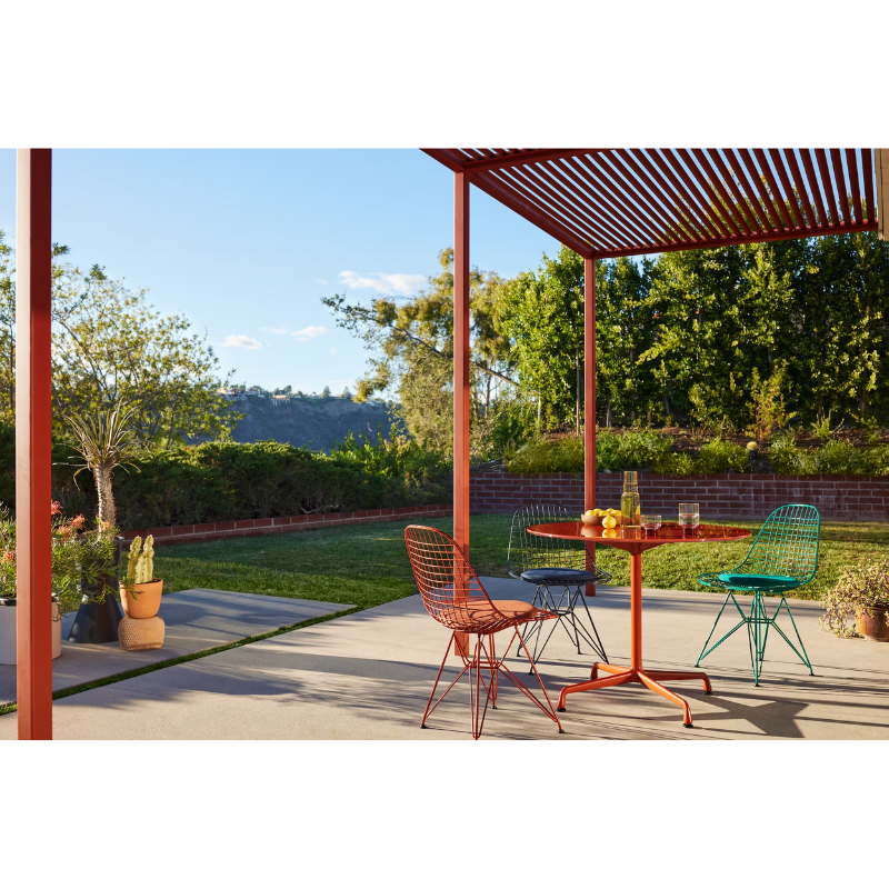 The Eames Wire Chair from Herman Miller, designed by Herman Miller x HAY in an outdoor dining set up.