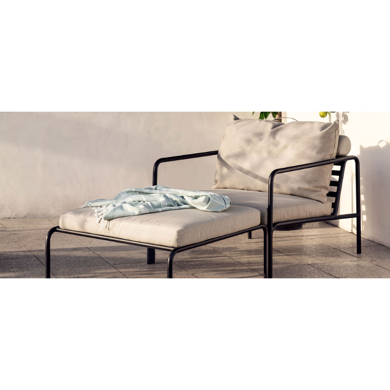 The AVON collection was designed with a light and sleek aesthetic in mind, while still providing a high level of comfort. The maintenance-free frame and big, soft back cushions are simple and understated, but they still make a statement. The low lines of the design ensure that it looks good both with and without cushions, summer or winter. The handles on the cushions make them easy to grab and store, which is a thoughtful touch.