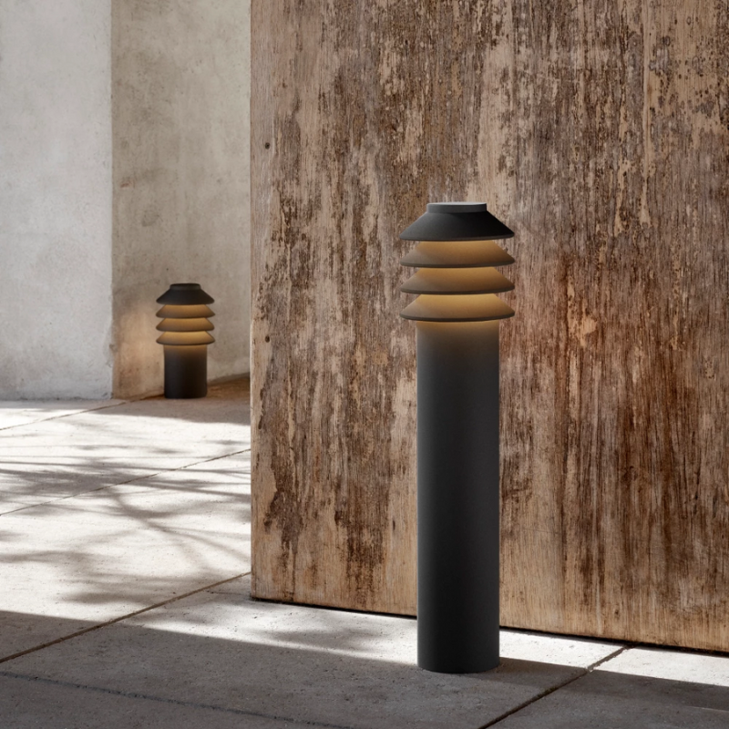 Its downscaled design is based on the same concept as the original Bysted. Four rings redirect the light downward while glowing at night and giving the product individuality and character. 