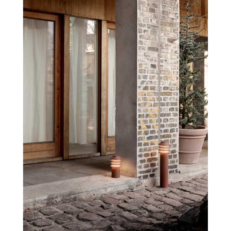 Its downscaled design is based on the same concept as the original Bysted. Four rings redirect the light downward while glowing at night and giving the product individuality and character. 