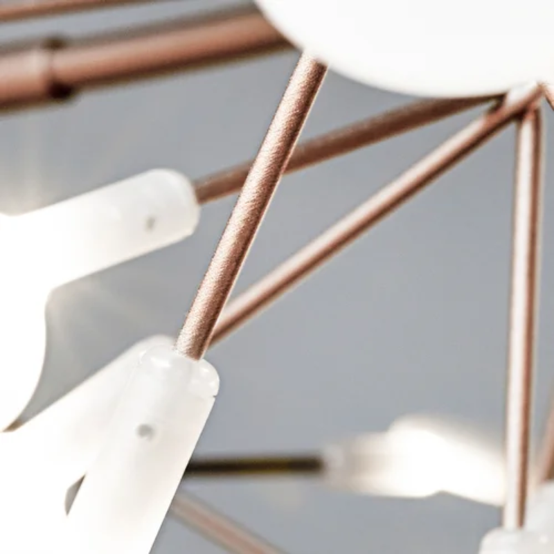 Nature meets technology in Heracleum III Suspended by Bertjan Pot. This airy LED lamp is inspired by the flowering plant of the same name that can grow as high as 5 meters. The white leaves in Heracleum III Suspended ramify from one branch, creating a very technical, natural structure thanks to a technique of coating conductive layers called Electrosandwich by Marcel Wanders studio.
