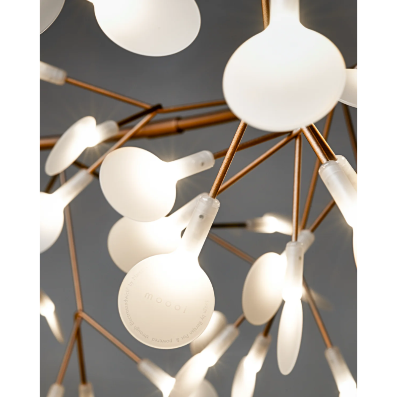Nature meets technology in Heracleum III Suspended by Bertjan Pot. This airy LED lamp is inspired by the flowering plant of the same name that can grow as high as 5 meters. The white leaves in Heracleum III Suspended ramify from one branch, creating a very technical, natural structure thanks to a technique of coating conductive layers called Electrosandwich by Marcel Wanders studio.