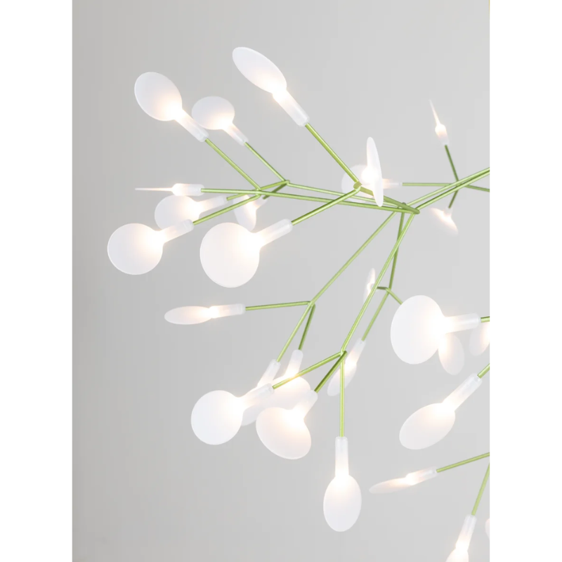 Nature meets technology in Heracleum III Suspended by Bertjan Pot. This airy LED lamp is inspired by the flowering plant of the same name that can grow as high as 5 meters. The white leaves in Heracleum III Suspended ramify from one branch, creating a very technical, natural structure thanks to a technique of coating conductive layers called Electrosandwich by Marcel Wanders studio.