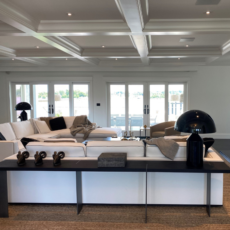 This is the Atollo Metal Table Lamp from Oluce in Black within a living room.