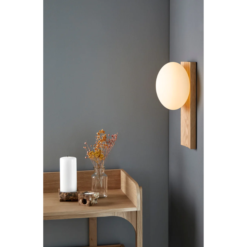 With its portable character, the versatile piece functions as a dynamic table and wall lamp. At the same time, its dimmable feature allows you to change the mood and intensity of the light to suit the specific setting. Place it on a desk, use the tray for your pieces of jewelry or hang it on the wall to provide an inviting light with no need for an electrical supply.