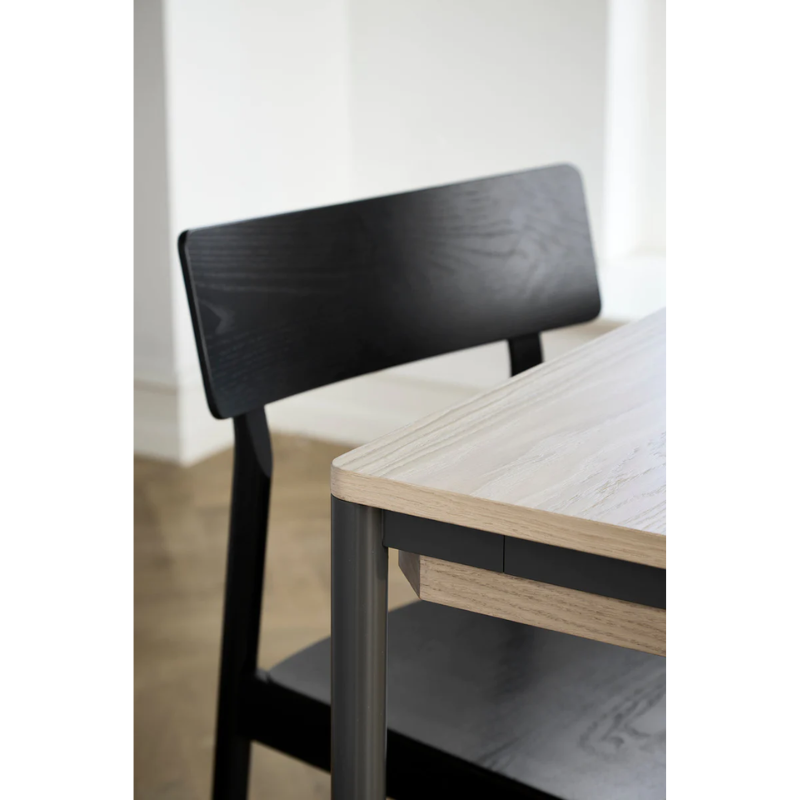 A close up on the corner of the Piezas Dining Table by Woud.
