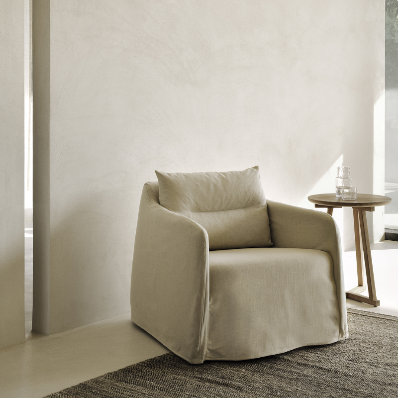The bone Weave Lounge Chair by Ethnicraft in the modern living room.