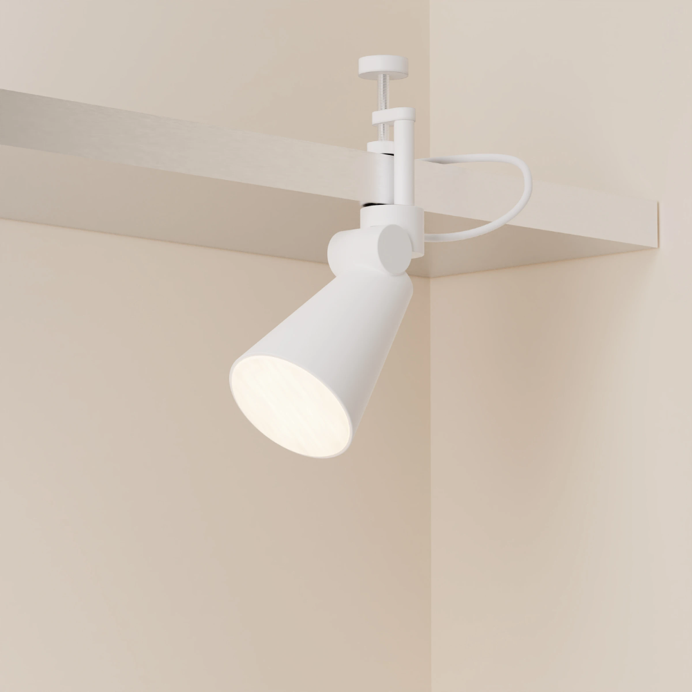 The snow Aim Clamp Light from Gantri with the white clamp.