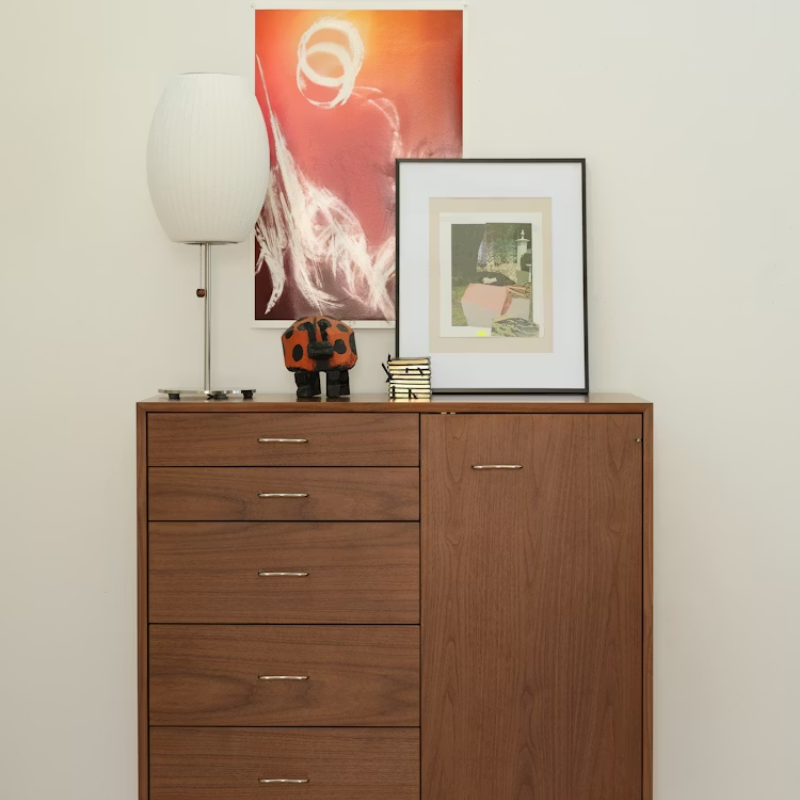 The Nelson Cigar Lotus Table Lamp from Herman Miller in a studio room. all-groups