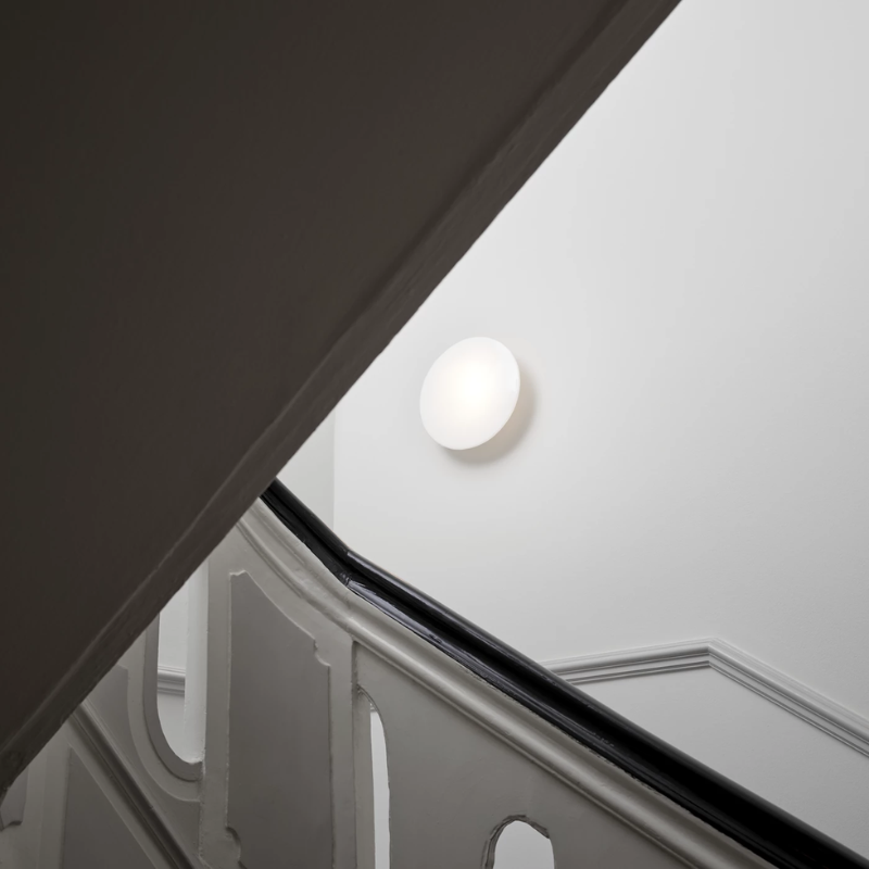 The AJ Eklipta Surface from Louis Poulsen in size medium in a stairwell.