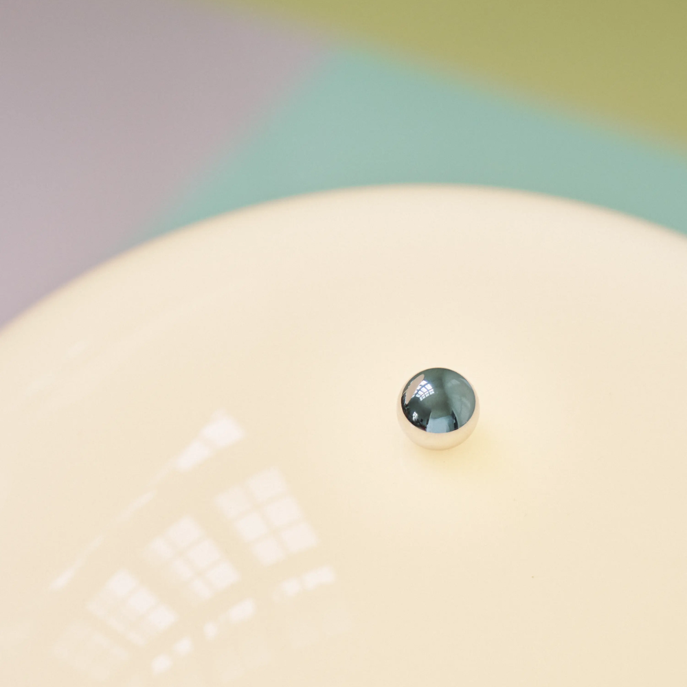 Detailed image of the finial of the Panthella 400 Floor Lamp by Louis Poulsen.