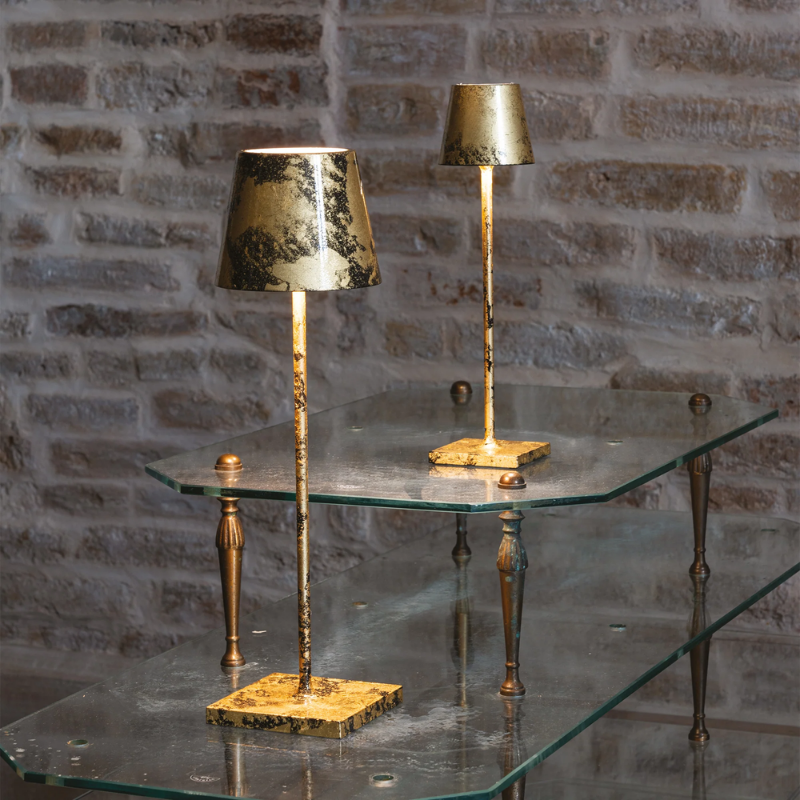 The golf leaf crackle black Poldina Pro Micro from Zafferano in a gallery.