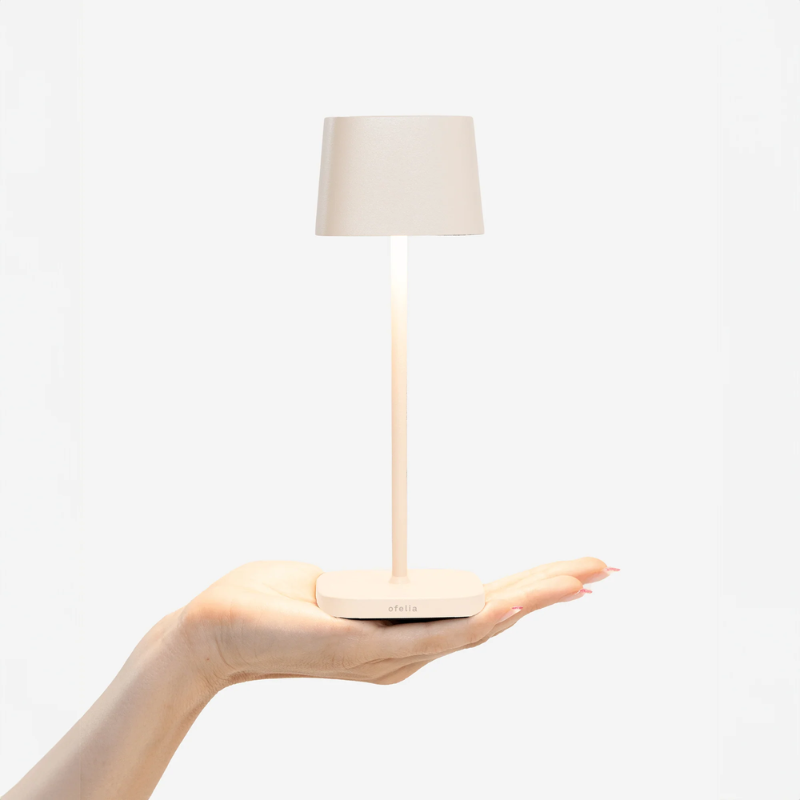 The sand Ofelia Pro Micro from Zafferano, a cordless lamp.