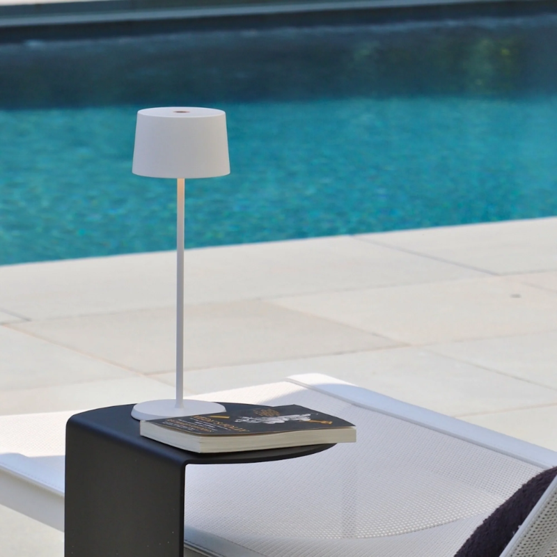 The white Olivia Pro cordless lamp from Zafferano poolside.