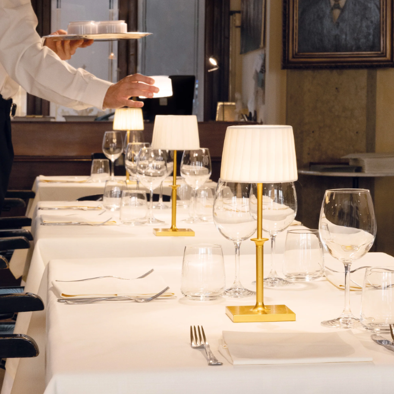 The matte gold Polinda Classic from Zafferano in a restaurant.