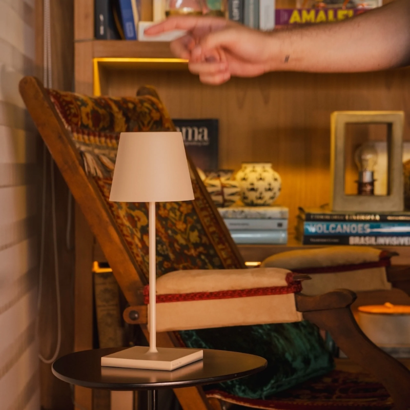 The sand Poldina Pro Mini from Zafferano in a home study.