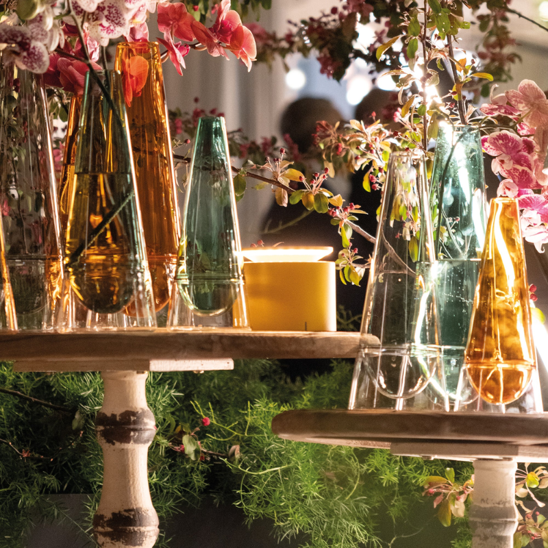 The sunflower PushUp Pro from Zafferano in a dining room.