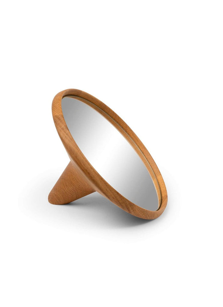 Satellite Mirror by Spring Copenhagen is a simple and beautiful mirror in oak wood. Satellite Mirror gives you an aesthetic mirror in both shape and expression. 