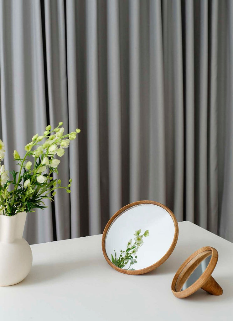 Satellite Mirror by Spring Copenhagen is a simple and beautiful mirror in oak wood. Satellite Mirror gives you an aesthetic mirror in both shape and expression. 