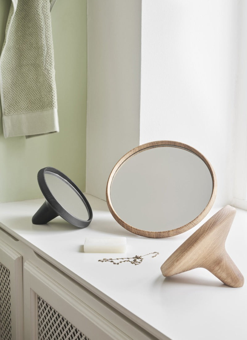 Satellite Mirror by Spring Copenhagen is a simple and beautiful mirror in oak wood. Satellite Mirror gives you an aesthetic mirror in both shape and expression. 