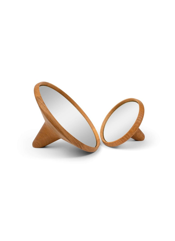Satellite Mirror is a simple and beautiful mirror in oak wood. Satellite Mirror gives you an aesthetic mirror in both shape and expression. 
