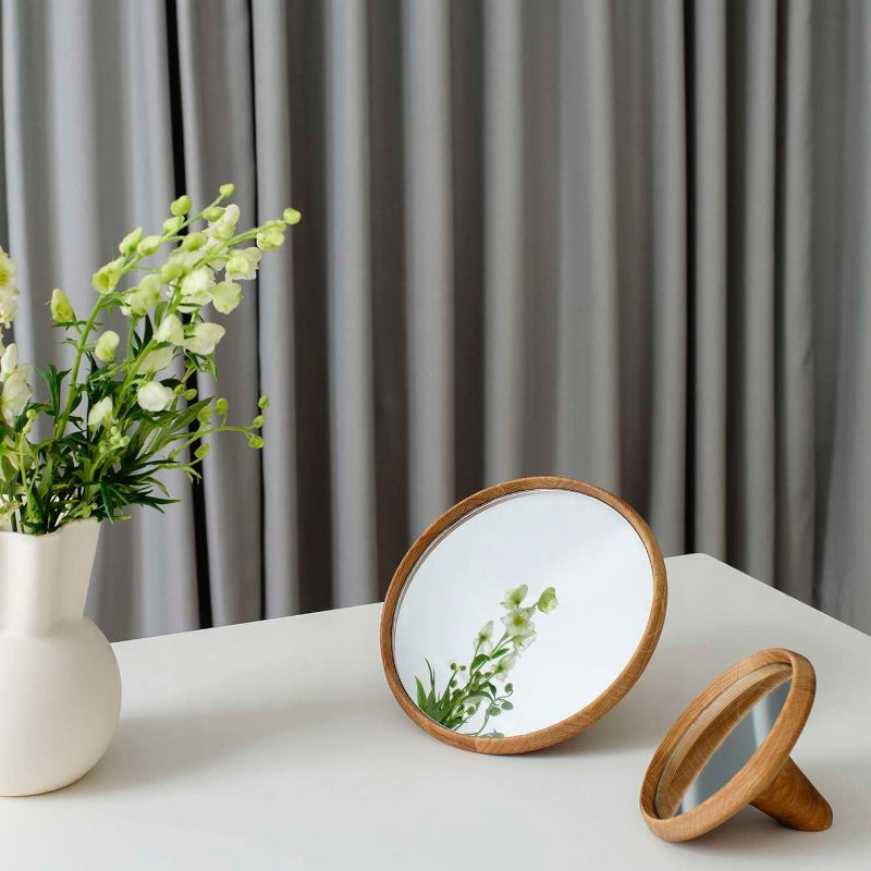 Satellite Mirror is a simple and beautiful mirror in oak wood. Satellite Mirror gives you an aesthetic mirror in both shape and expression. 
