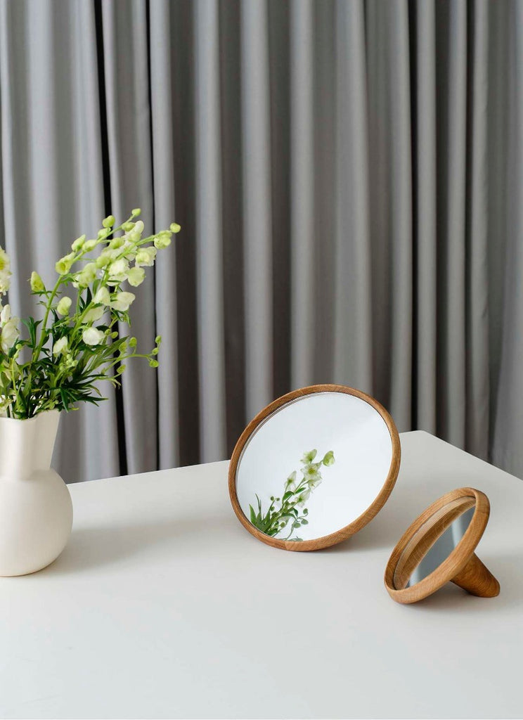 Satellite Mirror is a simple and beautiful mirror in oak wood. Satellite Mirror gives you an aesthetic mirror in both shape and expression. 
