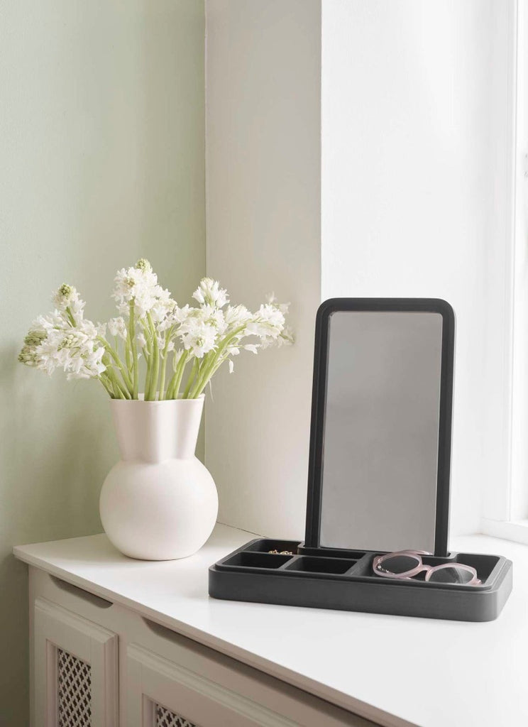 mirror box in black with glasses