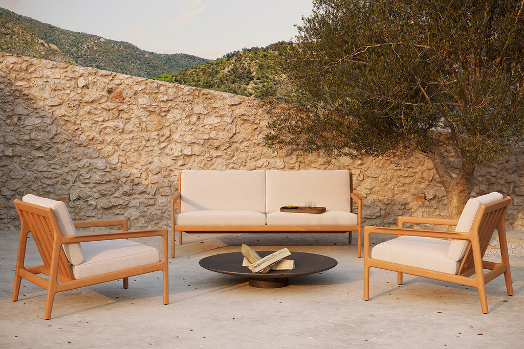 Beautiful from every angle, luxuriant shapes and curves form the basis of the Jack sofa collection from Ethnicraft. Featuring upholstery woven in Belgium, every detail has been meticulously crafted to ensure comfort and elegance when enjoying the outdoors. Apart of Ethnicraft's first outdoor collection. Designed by Jacques Deneef.