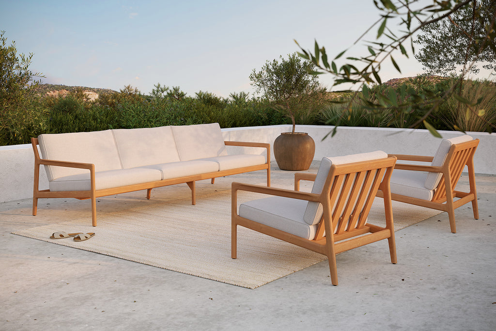 Beautiful from every angle, luxuriant shapes and curves form the basis of the Jack sofa collection from Ethnicraft. Featuring upholstery woven in Belgium, every detail has been meticulously crafted to ensure comfort and elegance when enjoying the outdoors. Apart of Ethnicraft's first outdoor collection. Designed by Jacques Deneef.