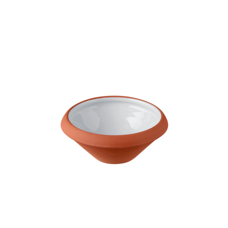 The Dough Dish is one of Knabstrup’s classic products. Many people have long recognized these beautiful glazed bowls, which have historically been a fixed component of every kitchen. These daily essential nesting bowls can be used as serving bowls or mixing bowls.