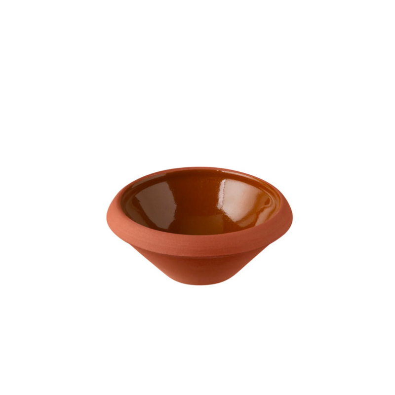The Dough Dish is one of Knabstrup’s classic products. Many people have long recognized these beautiful glazed bowls, which have historically been a fixed component of every kitchen. These daily essential nesting bowls can be used as serving bowls or mixing bowls.