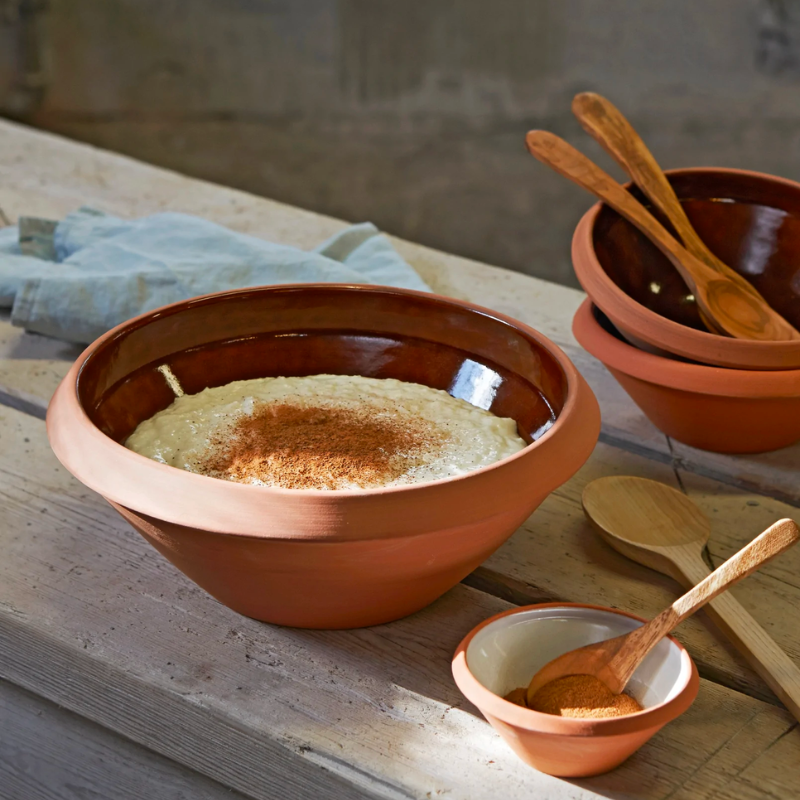 The Dough Dish is one of Knabstrup’s classic products. Many people have long recognized these beautiful glazed bowls, which have historically been a fixed component of every kitchen. These daily essential nesting bowls can be used as serving bowls or mixing bowls.