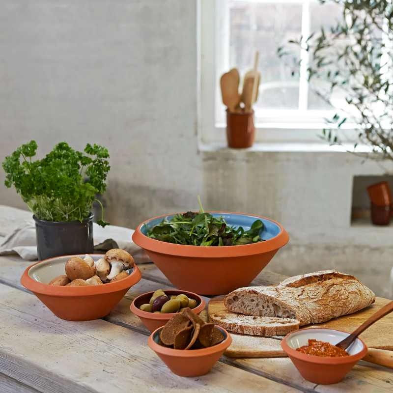 The Dough Dish is one of Knabstrup’s classic products. Many people have long recognized these beautiful glazed bowls, which have historically been a fixed component of every kitchen. These daily essential nesting bowls can be used as serving bowls or mixing bowls.