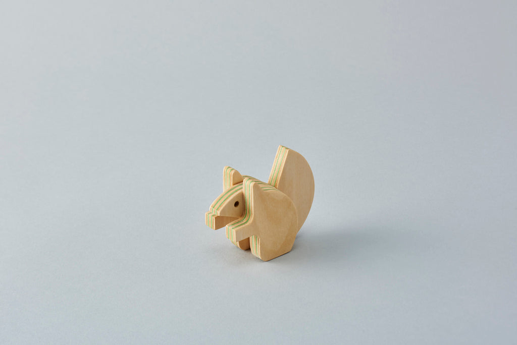 An animal block puzzle of an ezorisu (Ezo squirrel) that lives in Hokkaido in northern Japan. Using a circle as the base, the form is simplified in clean lines. It is designed as an interior object. Designed by Drill Design.