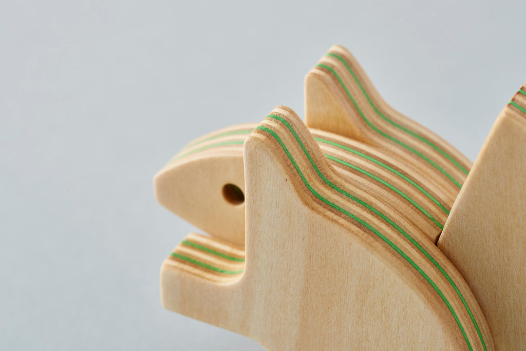 An animal block puzzle of an ezorisu (Ezo squirrel) that lives in Hokkaido in northern Japan. Using a circle as the base, the form is simplified in clean lines. It is designed as an interior object. Designed by Drill Design.