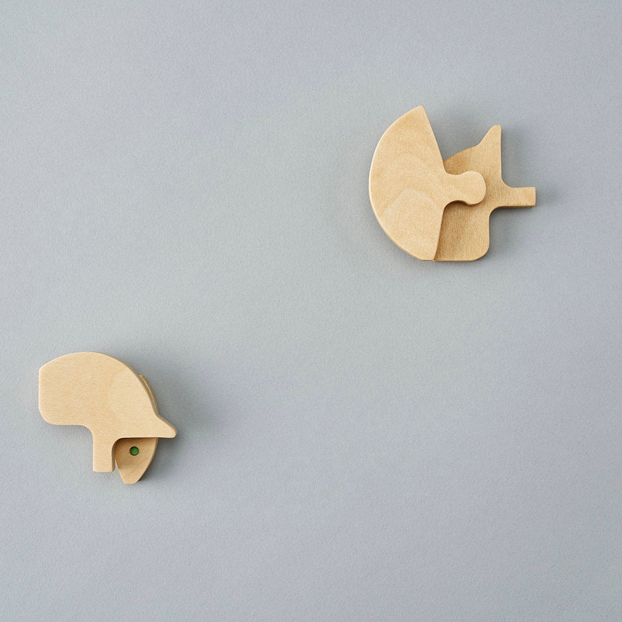 An animal block puzzle of an ezorisu (Ezo squirrel) that lives in Hokkaido in northern Japan. Using a circle as the base, the form is simplified in clean lines. It is designed as an interior object. Designed by Drill Design.