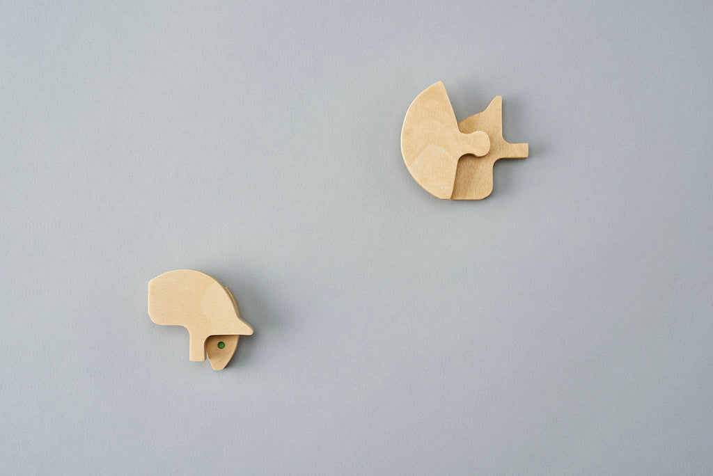 An animal block puzzle of an ezorisu (Ezo squirrel) that lives in Hokkaido in northern Japan. Using a circle as the base, the form is simplified in clean lines. It is designed as an interior object. Designed by Drill Design.