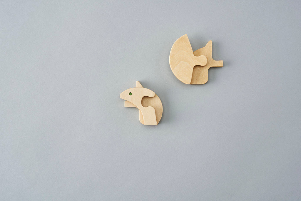 An animal block puzzle of an ezorisu (Ezo squirrel) that lives in Hokkaido in northern Japan. Using a circle as the base, the form is simplified in clean lines. It is designed as an interior object. Designed by Drill Design.